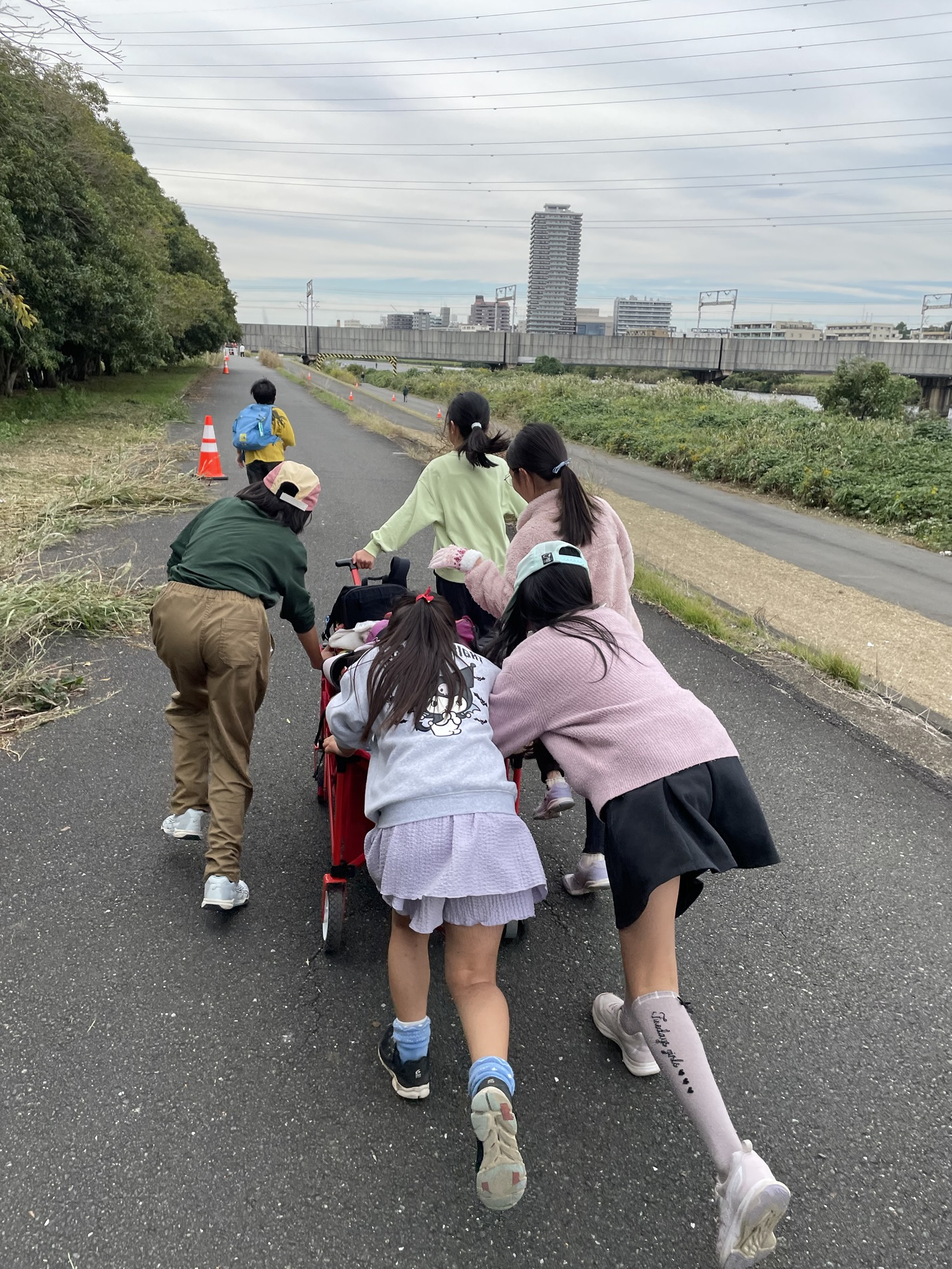 みんなで歩いて、みんなで炊いたごはん